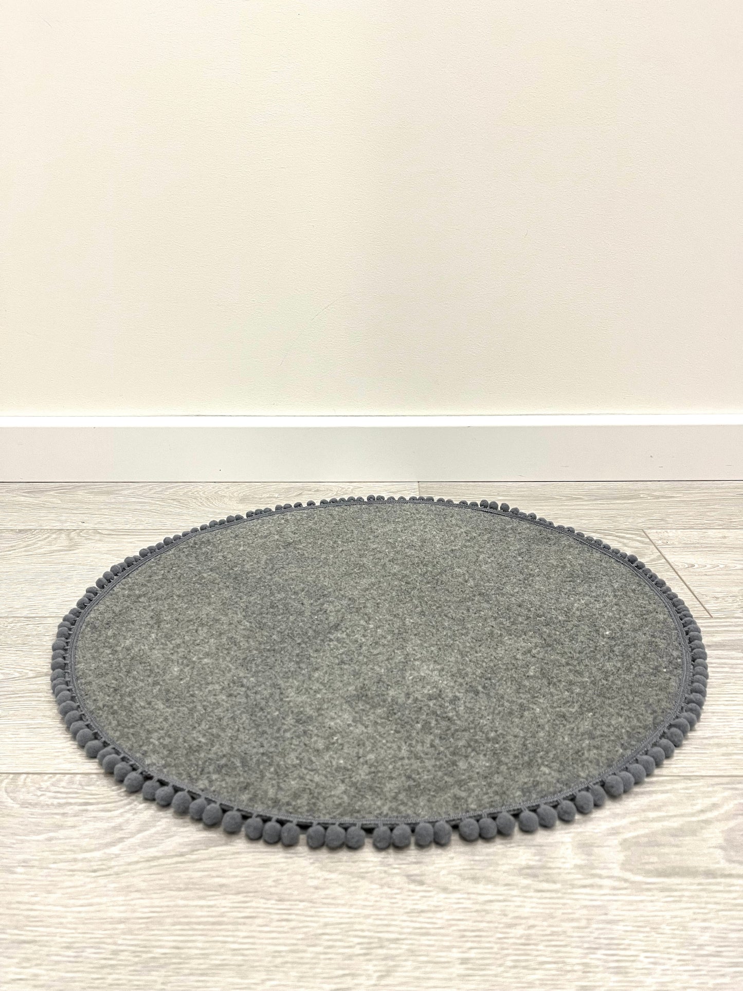 Saveplace® Round Pet Mat - Various Colors TINY Pom Poms, 2 Sizes　ラウンドペットマット-TINYポムポム、2サイズ